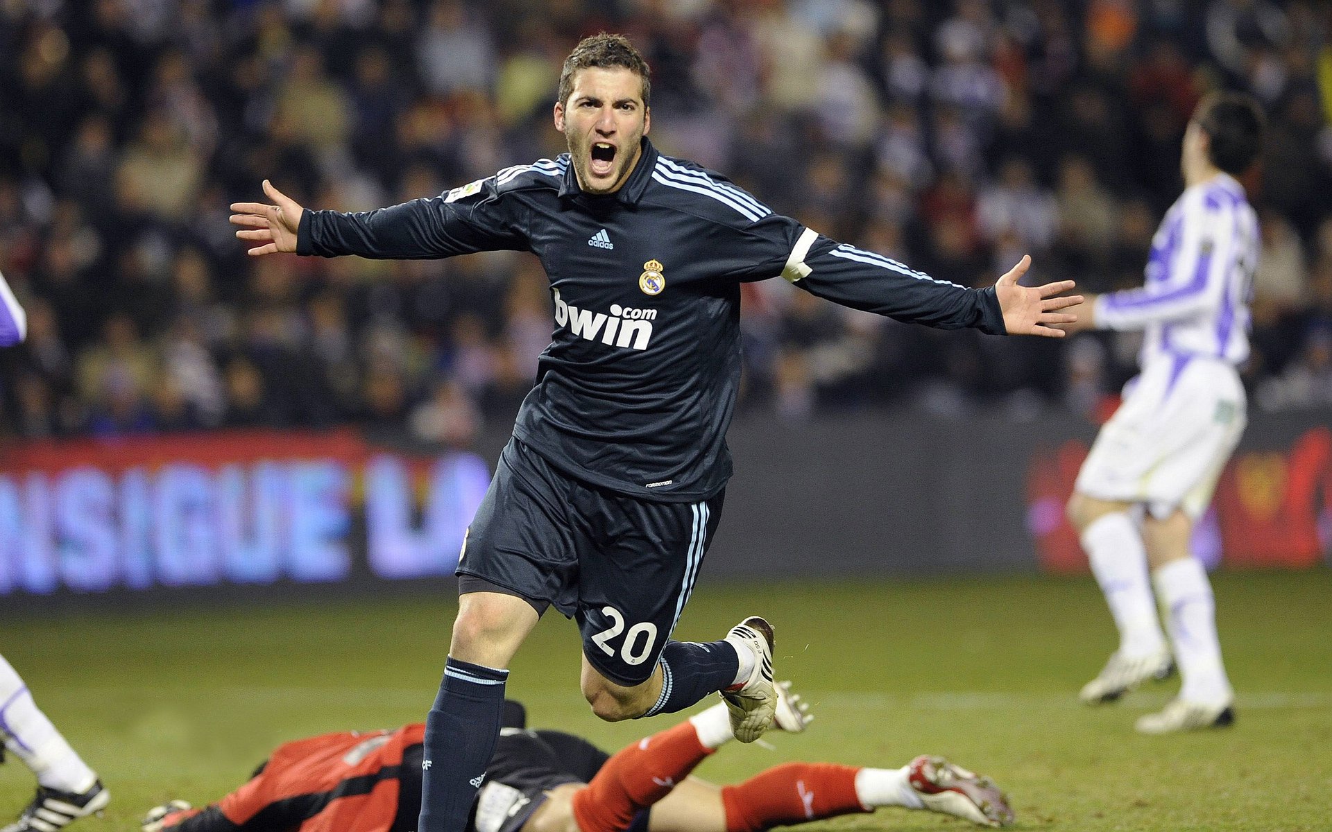 中超官方公布月度最佳进球 山东泰山小将禁区外凌空爆射当选，中超联赛2021山东泰山